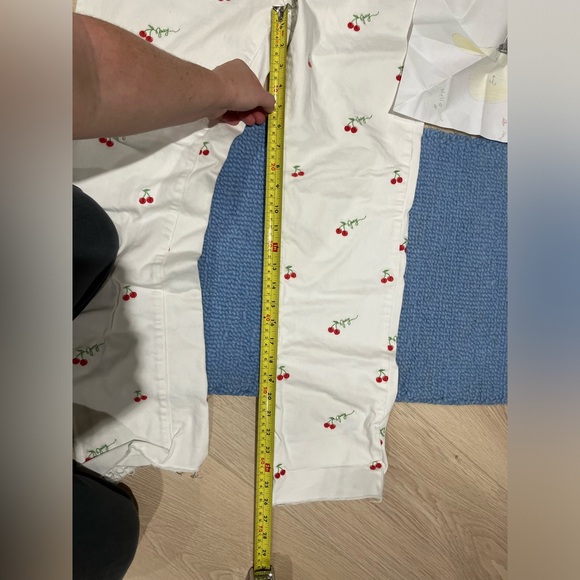 White juicy couture raw edge jeans with cherry embroidery pattern - Picture 8 of 10